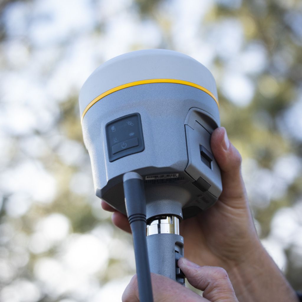 R980-111-50-UHF-BRO-PERP Trimble R980 - GNSS prijemnik, UHF, Baza Rover, trajna konfiguracija, punjač